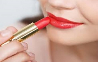 How to Choose Lipstick to Match Your Outfit